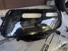 ホンダ　フリード　純正左ヘッドライトのサムネイル