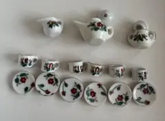 ミニチュアティーセット 白地に赤い花