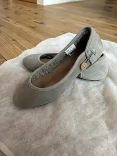 UGG グレー スエード バレエシューズ ボタン付き