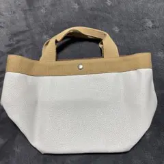 ホワイトとベージュのバッグ