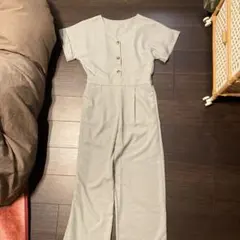グレー ジャンプスーツ ボタン付き
