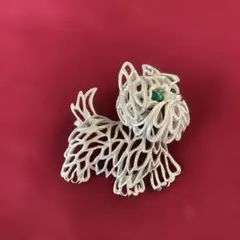 ブローチ 犬 パールカラー スワロフスキー エメラルド 揺れる 可愛い 上品