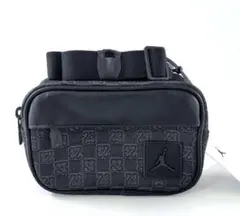 新品　JORDAN ショルダーバッグ ブラック 総柄のサムネイル