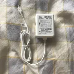 au　共通ACアダプタ04 KDDI 0401PWA　スマホ充電器　急速充電