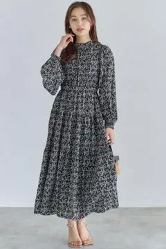 ニュアンスフラワーティアードワンピース　Mサイズ　黒　花柄ロングワンピース