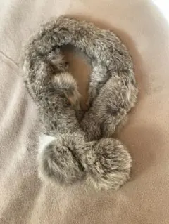 ラビットファーマフラー ポンポン付き　グレー