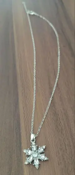 雪の結晶 デザイン ネックレス シルバー風 クリスタル シンプル