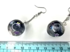 ハンドメイド 黒と紫の花模様 イヤリング