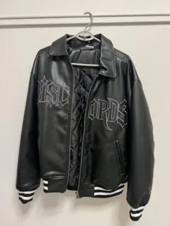 ブラック 合成皮革 スタジャン ロゴ刺繍入り