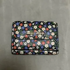 美品　Miu Miu 花柄 三つ折り財布　ミニ　ウォレット　コンパクト　ブラック 2026年最新】miumiu 花柄 財布の人気アイテム - メルカリ