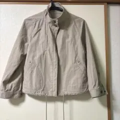 ベージュ スタンドカラー ジャケット