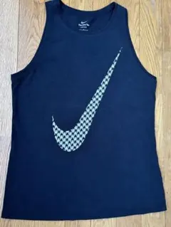 Nike 黒 タンクトップ 大きなスウッシュロゴ