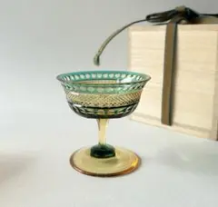 黒木国昭作　綾切子　馬上杯　緑色被せ　　　　　現代ガラス芸術の巨匠 作品 綾切子 四層二色 花器 H15 W18 D18 綾切子は、工房を構える宮崎