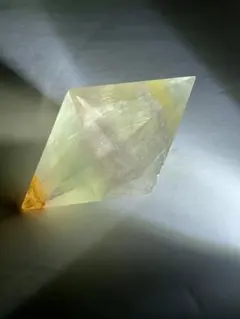 イエローとグリーン❣️フローライト　立体　ひし形