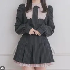 pium ネクタイ付きスクエアフリルトップス＋サイドベルトプリーツミニ