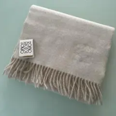 LOEWE マフラー　ホワイト【早い者勝ちで値下げ対応します！】 ロエベマフラーの開封動画とおすすめ | TikTok