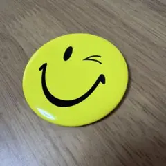 極美品/スマイリーフェイス 缶バッジ ウィンクデザイン(直径7.5cm)