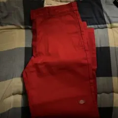 赤いルーズフィットワークパンツ