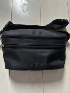 A.P.C. アーペーセー　ブラック ボディバッグ
