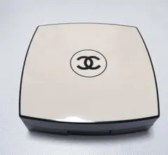 CHANEL パウダーファンデーション ベージュ系のサムネイル