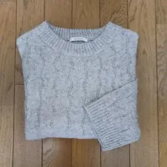 ケーブル編みニット