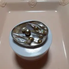 真珠と貝殻のオーバル型ブローチ
