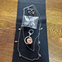 ドーナツ型チャーム付きネックレスとイヤリングセット