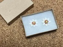 ニイハウシェル・花の形状ピアス（両耳用）☆ハワイのサムネイル