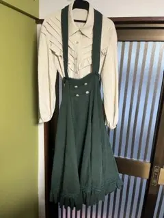 エプロン風緑色ワンピース 長袖 フリル付き