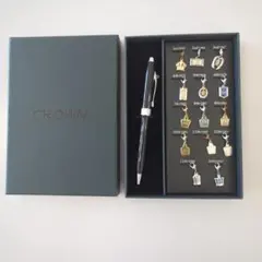 CROWN チャームとペンのセット