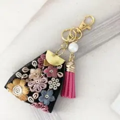 ブラック系インド刺繍リボンのストラップ キーチャーム 花柄 タッセル付 匿名配送
