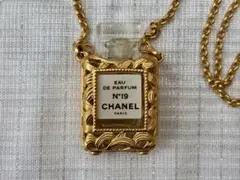 CHANEL 香水瓶モチーフ ネックレス ゴールドカラー - メルカリ