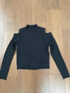 ブラック　無地　コールドショルダーセーター