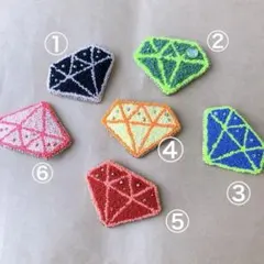 ダイヤモンドモチーフ　チャーム　パンチニードル