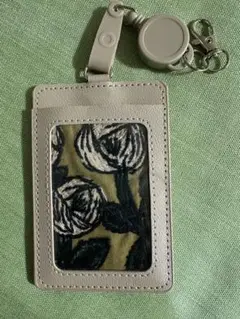 バラ刺繍 リール付きパスケース　ミナペルホネンハギレ　rosy使用
