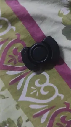 黒の三つ葉型フィジェットスピナー