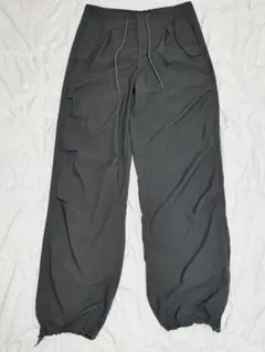 グレー カーゴパンツ