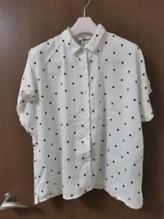 ユニクロ　ドット柄レーヨンプリントブラウス