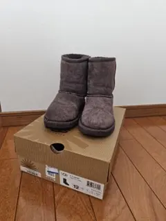 UGG キッズブーツ　18.5cm 箱付き
