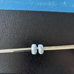 水色と白のフープ型石目調ピアス