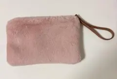 ファー素材のピンクポーチ