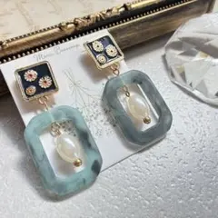 クラシカルフラワー×大ぶりフロスト加工マーブルスクエアのパール揺れるピアス