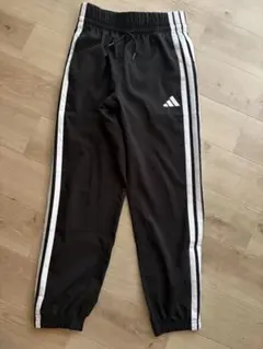 美品adidasトレーニングパンツブラック3本ライン　140cmスリーストライプ