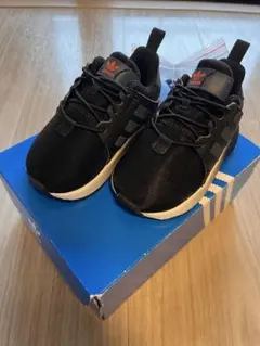 adidas ブラック スニーカー 替え紐付き