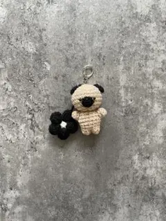 パグと黒い花のあみぐるみキーホルダー