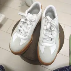PUMA KARMEN T2 ホワイト ガムソール スニーカーのサムネイル