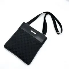 【GUCCI】ショルダーバッグ　サコッシュ　GGキャンバス　シルバー金具　黒色のサムネイル