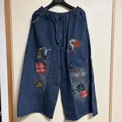 刺繍デザインのワイドデニムパンツ