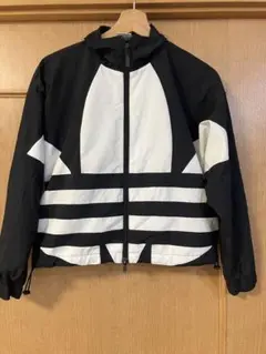 adidasウィンドブレーカー