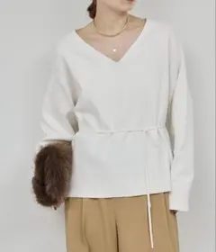 ガリャルダガランテ　タイ付き総針Ｖネックニット